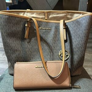 Micheal Kors purse and wallet set